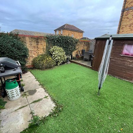 Entire 3 Bedroom End Of Terrace House! Thamesmead  Dış mekan fotoğraf