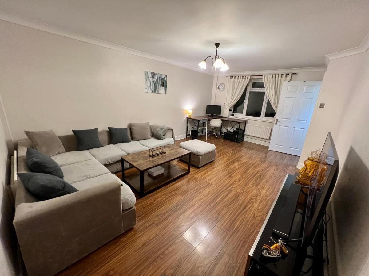 Entire 3 Bedroom End Of Terrace House! Thamesmead  Dış mekan fotoğraf
