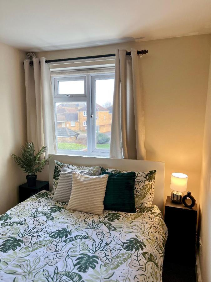 Entire 3 Bedroom End Of Terrace House! Thamesmead  Dış mekan fotoğraf