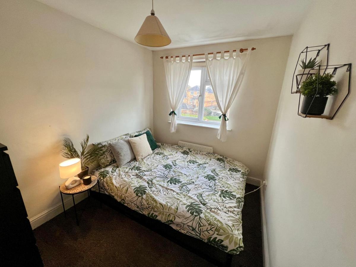 Entire 3 Bedroom End Of Terrace House! Thamesmead  Dış mekan fotoğraf