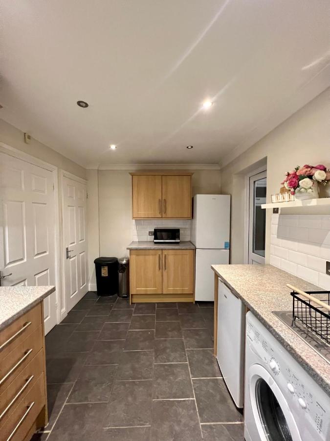 Entire 3 Bedroom End Of Terrace House! Thamesmead  Dış mekan fotoğraf