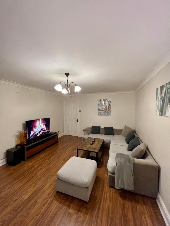Entire 3 Bedroom End Of Terrace House! Thamesmead  Dış mekan fotoğraf