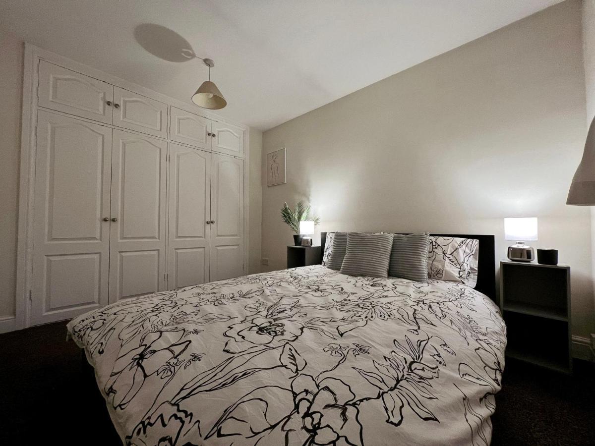 Entire 3 Bedroom End Of Terrace House! Thamesmead  Dış mekan fotoğraf