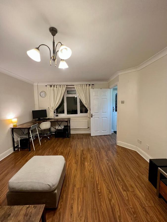 Entire 3 Bedroom End Of Terrace House! Thamesmead  Dış mekan fotoğraf