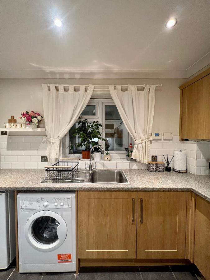 Entire 3 Bedroom End Of Terrace House! Thamesmead  Dış mekan fotoğraf