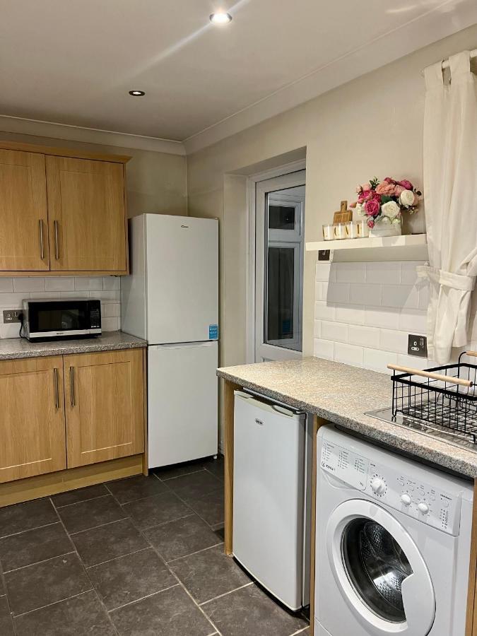 Entire 3 Bedroom End Of Terrace House! Thamesmead  Dış mekan fotoğraf