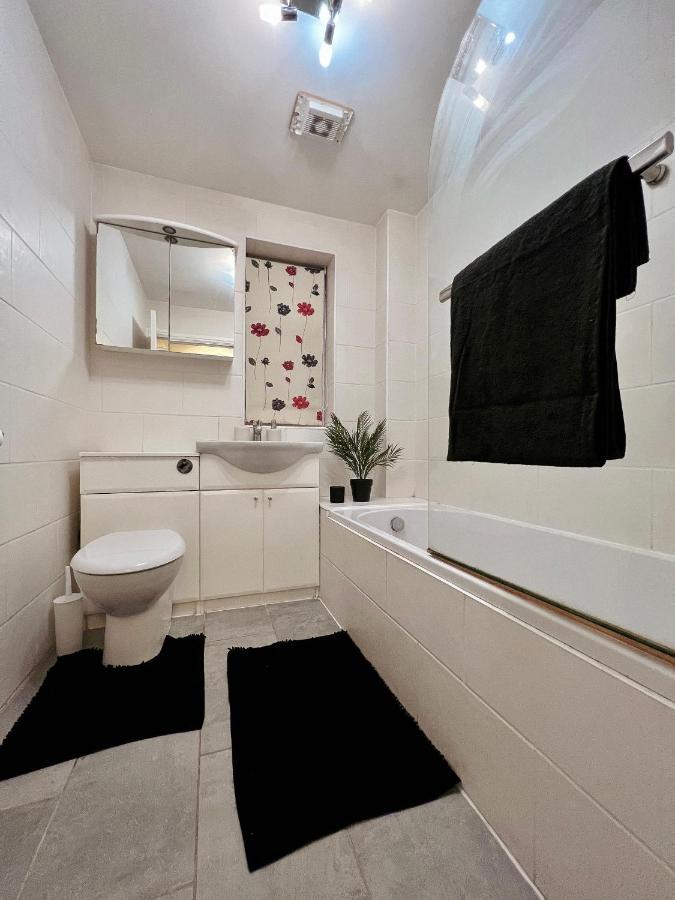 Entire 3 Bedroom End Of Terrace House! Thamesmead  Dış mekan fotoğraf